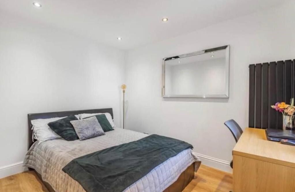 Modern 3 Bed - Sleeps 6 With Hot Tub Villa Bath Room photo